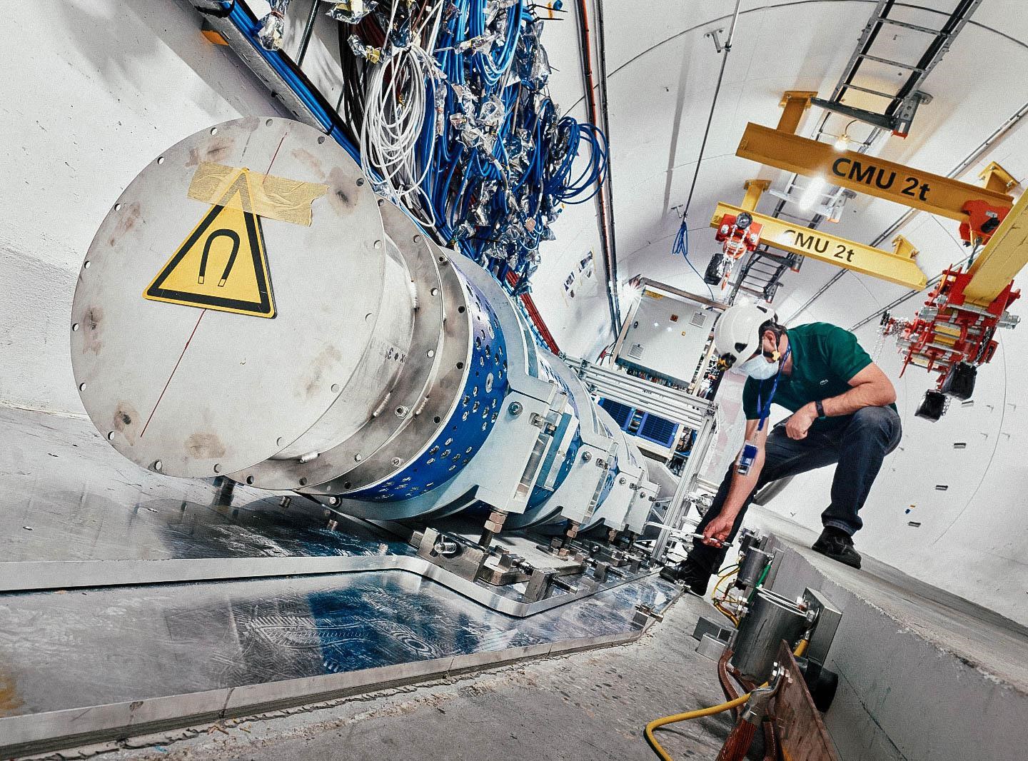 FASER-Teilchendetektor - Der FASER-Teilchendetektor, der sich tief unter der Erde am Large Hadron Collider (LHC) des CERN befindet.