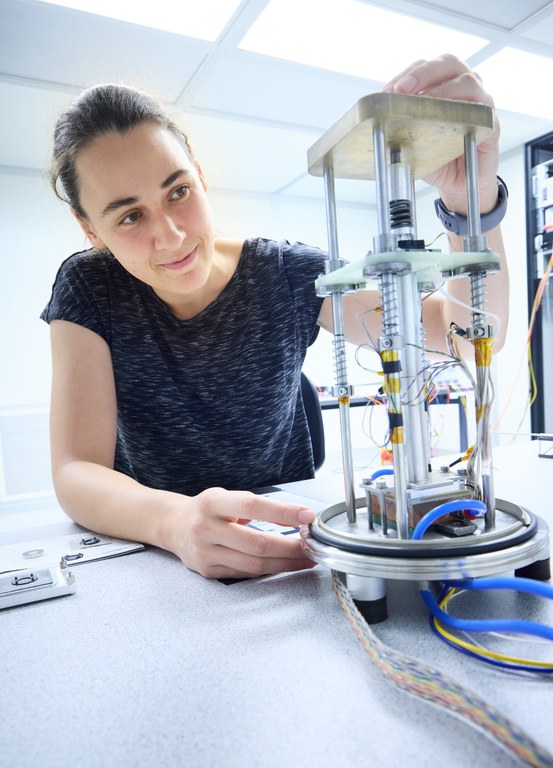 Alexandra Wald, Doktorandin am FTD, beim Arbeiten mit einer Testvorrichtung für Detektorkomponenten.