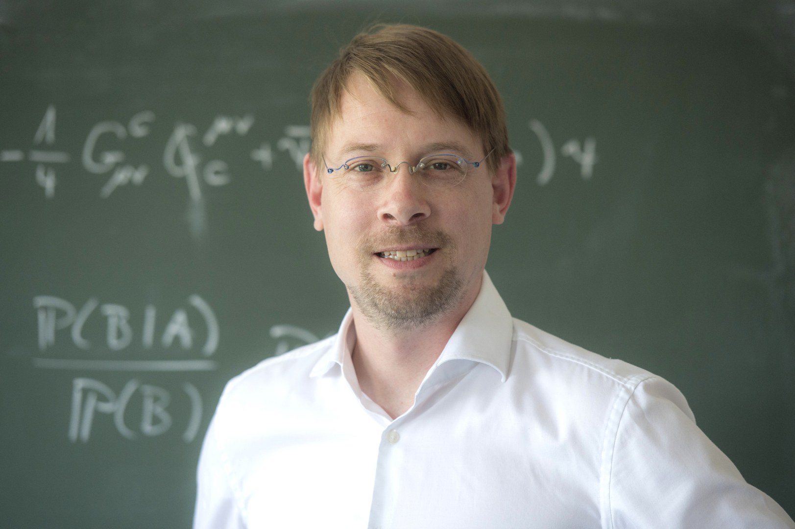 Prof. Dr. Carsten Urbach - vom Helmholtz-Institut für Strahlen- und Kernphysik der Universität Bonn ist Sprecher des neuen Sonderforschungsbereichs „NuMeriQS: Numerische Methoden zur Untersuchung von Dynamik und Strukturbildung in Quantensystemen“.