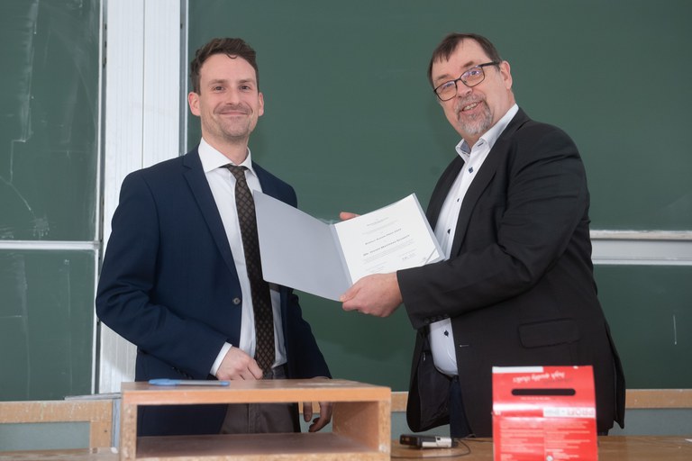 Auszeichnung mit dem Rudolf-Kaiser-Preis: - (von links) Dr. Julian Schmitt vom Institut für Angewandte Physik und Rainer Lüdtke vom Deutschen Stiftungszentrum im Stifterverband.