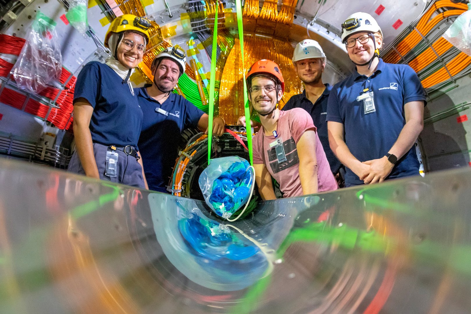 Der Pixel-Detektor mit den am Einbau beteiligten Mitgliedern der Universität Bonn (von links): - Munira Khan, Jannes Schmitz, Ralf Farkas, Georgios Giakoustidis und Botho Paschen