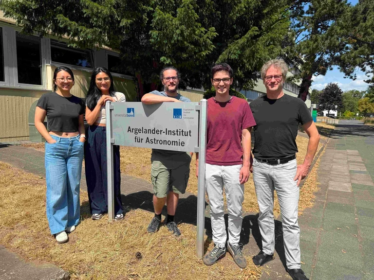 Das Team vom Argelander-Institut für Astronomie der Universität Bonn, das die Aufnahmen des Galaxienhaufens A3266 ausgewertet und analysiert hat - (v.l.n.r.): Dr. Yuanyuan Zhao, Dr. Angie Veronica, Dr. Florian Pacaud, Jakob Dietl, Prof. Dr. Thomas Reiprich.