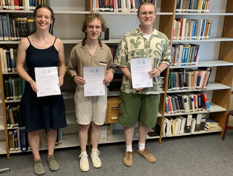 Erhalten ein Stipendium - der Stiftung Physik & Astronomie Bonn (von links): Eva Tillmann, Michael Vogt und Jan Kühbacher.