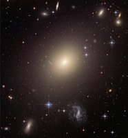 Die Riesen-Elliptische-Galaxie ESO 325-G004 - strahlte zum Zeitpunkt ihres Entstehens 10.000mal heller als heute. Solche Galaxien erhellten früher kurzzeitig das gesamte Universum - und tragen damit zur heute messbaren Hintergrundstrahlung bei.