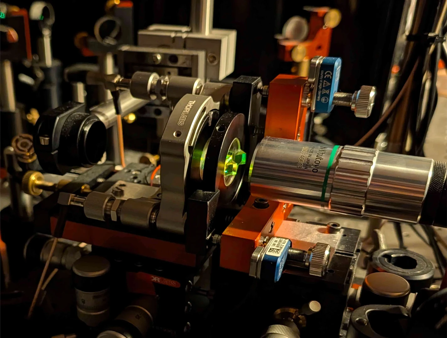 Experimenteller optischer Aufbau zur Erzeugung eines Quantengases aus Licht mit "kritischem Verhalten” bestehend aus farbstoff-gefülltem optischen Mikroresonator.