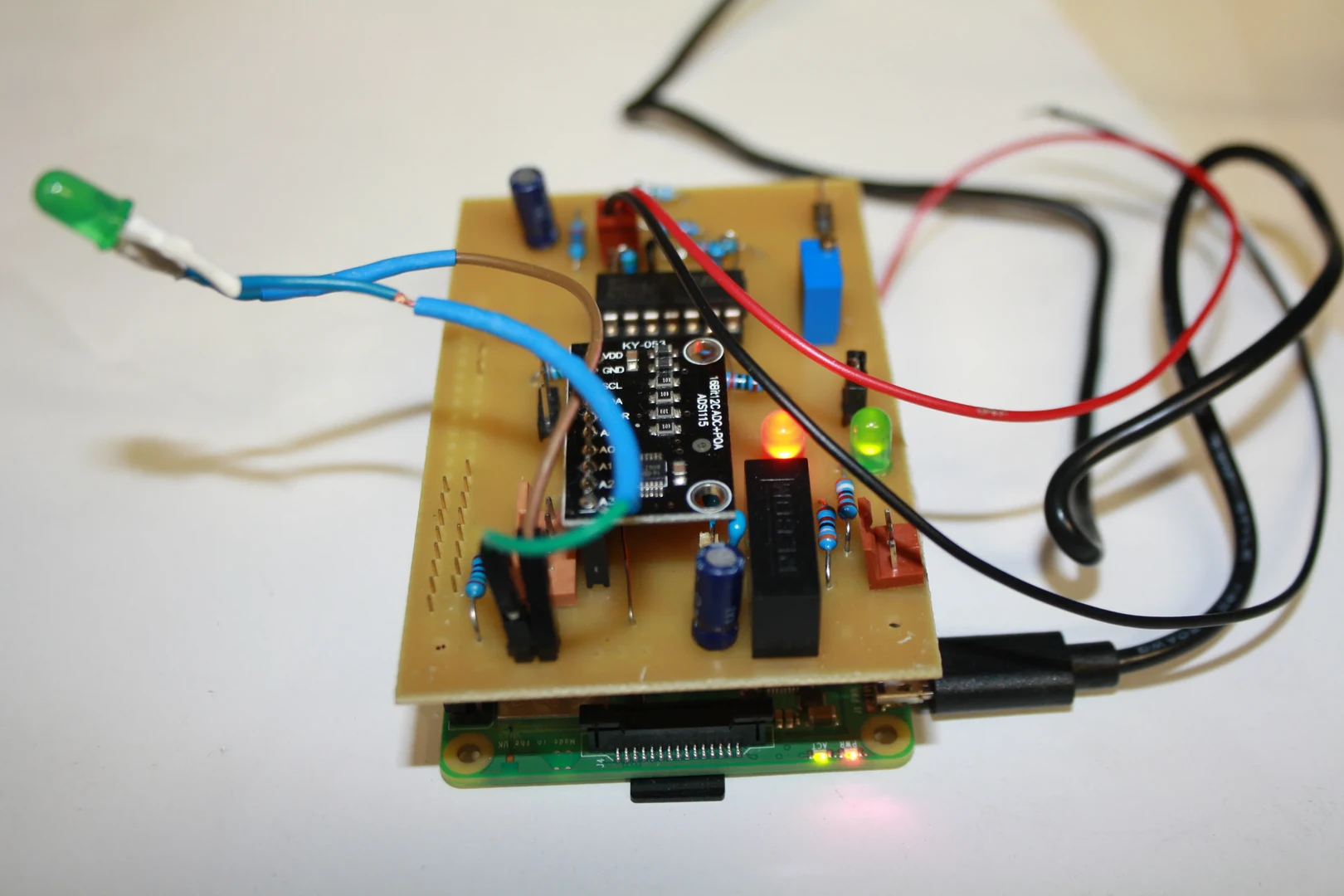 Mit nur wenigen Komponenten lässt sich ein Einplatinencomputer (hier ein Raspberry Pi) zu einem vollwertigen Messinstrument für viele Zwecke erweitern.
