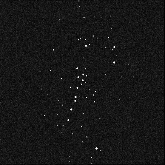 Ursa Major III/UNIONS 1 - ein uraltes, kompaktes Sternsystem mit etwa 60 Sternen, dessen ungewöhnlich hohe Geschwindigkeitsdispersion auf mehrere tausend Sonnenmassen versteckter Materie innerhalb des Sternhaufens hindeutet.