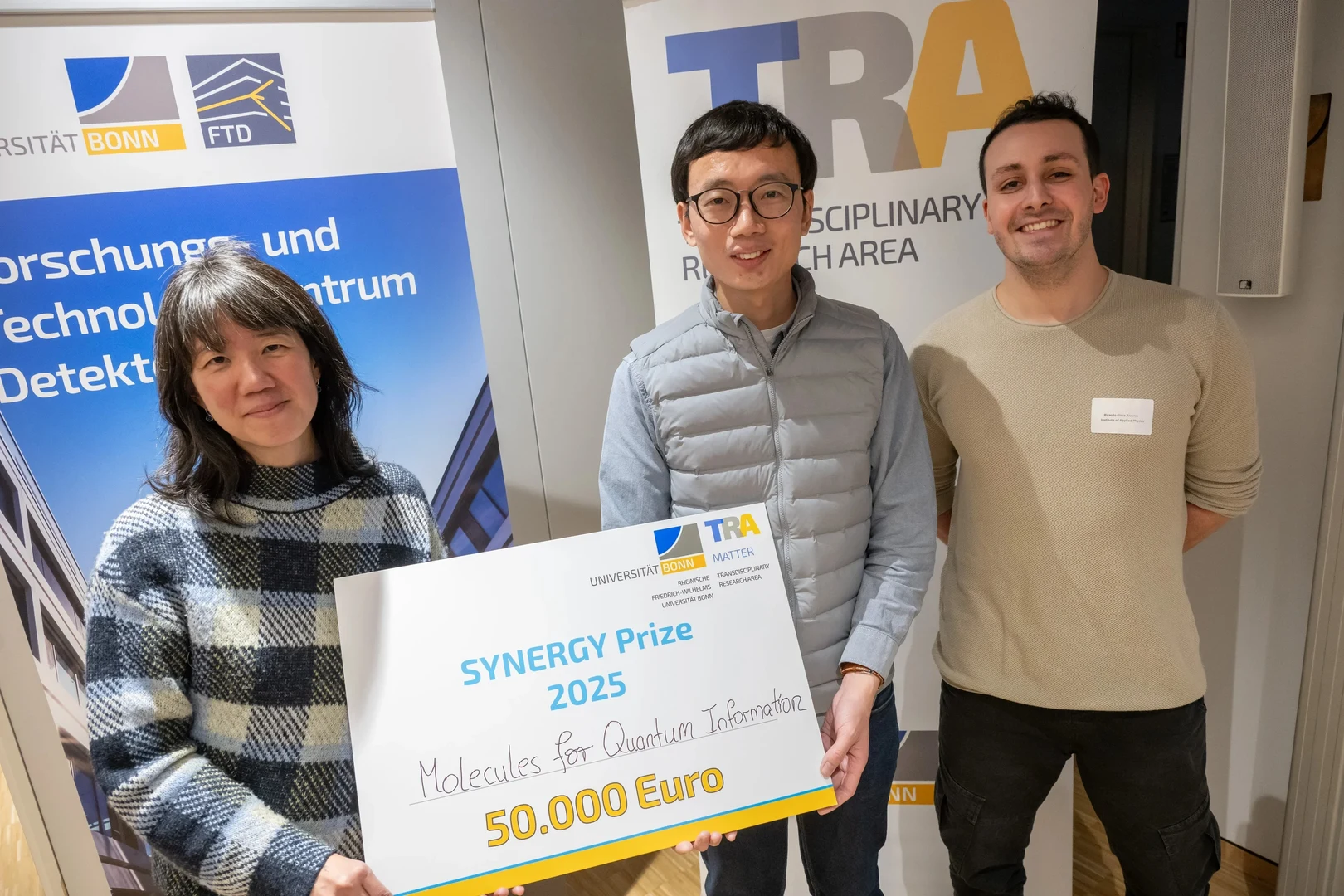 Stellvertretend für das gesamte Team der Synergy Bubble „Quanteninformation auf molekularer Ebene“ haben den Synergy Prize entgegengenommen: Prof. Connie Lu, Juniorprofessor Dr. Daqing Wang und Doktorand Ricardo Alvarez (von links nach rechts).