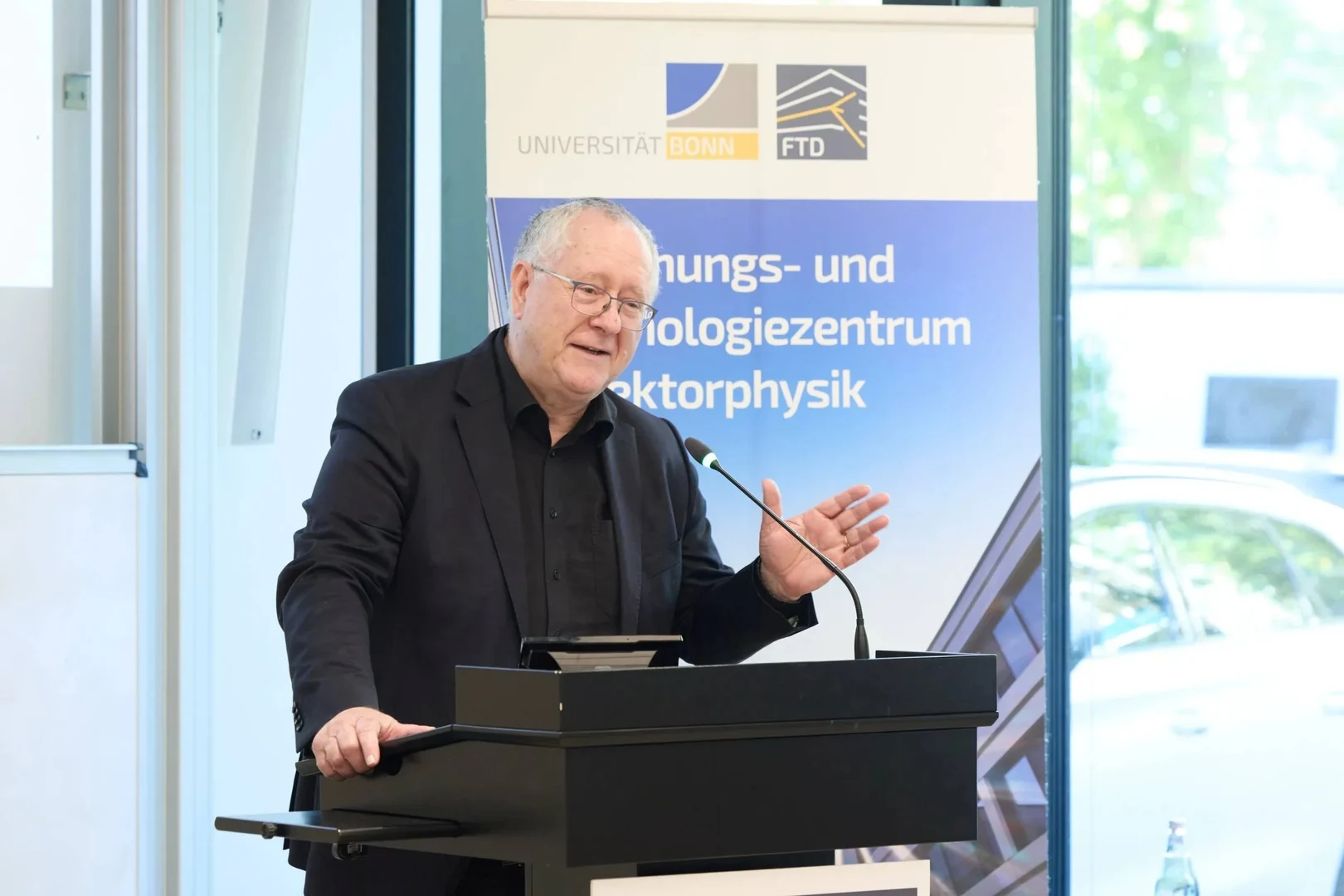 Rektor Prof. Dr. Dr. h.c. Michael Hoch begrüßte die Gäste.