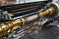 Der Belle II-Pixel-Detektor vor dem Einbau, - umgeben vom Belle II-Streifendetektor. Der Detektor ist direkt um den Kollisionspunkt an das Strahlrohr angebracht.