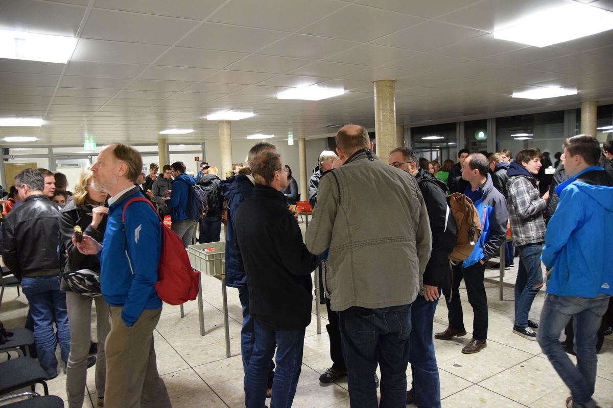 Das Publikum beim Verzehren der "topologischen" Teilchen im Foyer des Wolfgang Paul Hörsaals