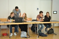 Schülerinnen und Schüler bei der Datenanalyse am Rechner