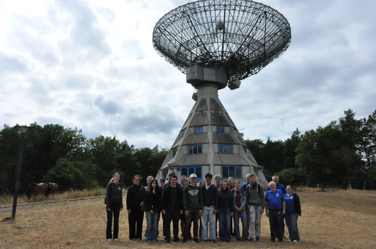 Gruppenfoto am Astropeiler Stockert