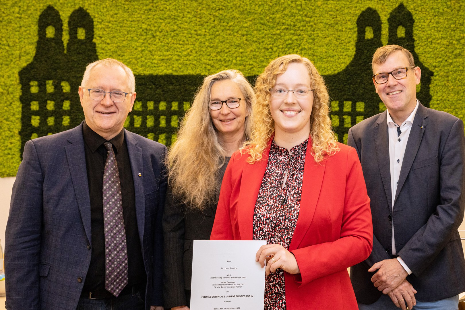 At the ceremony - Prof. Dr. Dr. h. c. Michael Hoch, Rector of the University of Bonn, Prof. Dr. Ulrike Thoma, founding spokesperson of the Transdisciplinary Research Area "Matter", Jun.-Prof. Dr. Lena Funcke, new Clausius Professor, and Prof. Dr. Peter Vöhringer, founding spokesperson of the TRA "Matter" (from left to right)