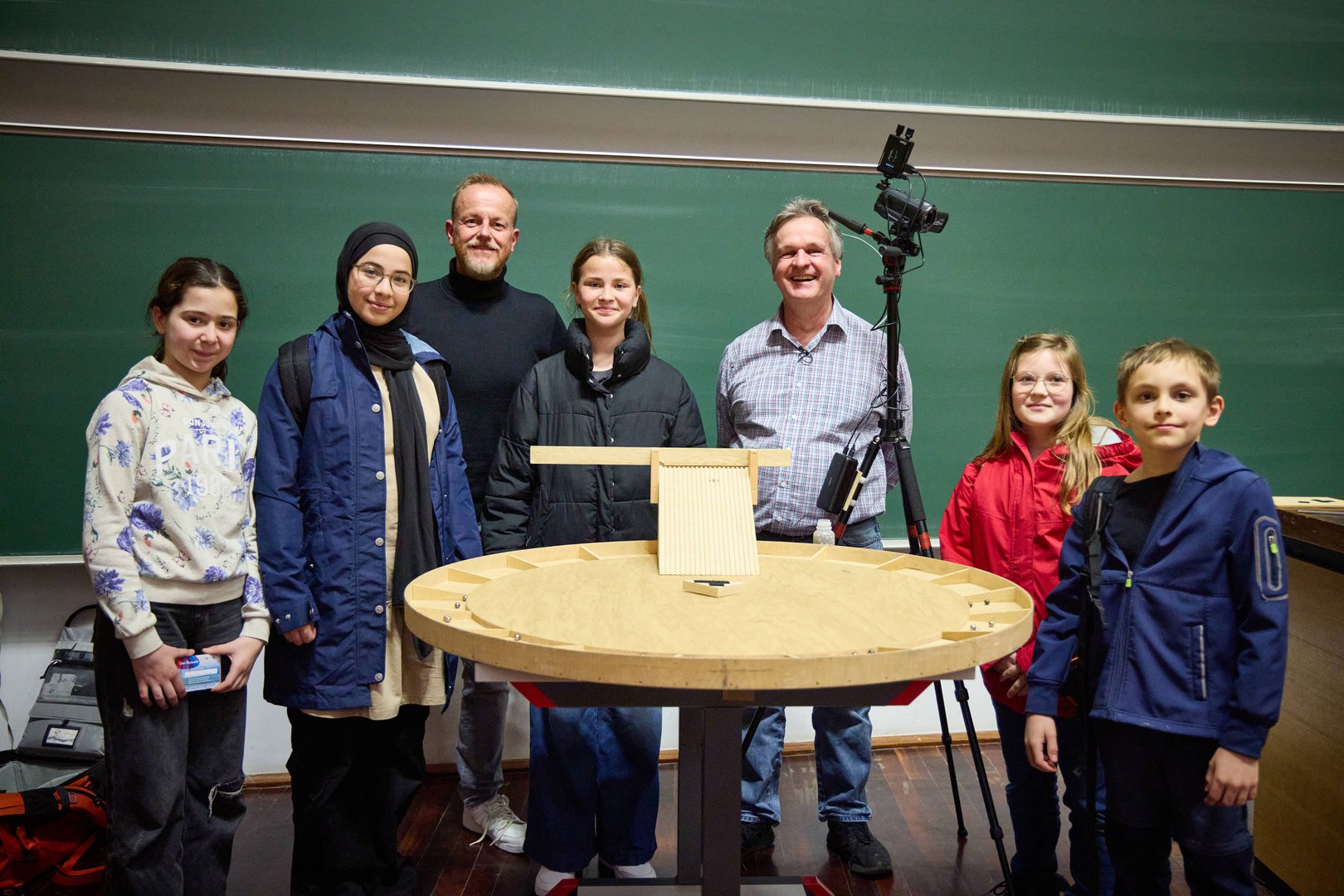 Prof. Desch with pupils and a teacher from the Tannenbusch Gymnasium, a school cooperating with the University of Bonn.