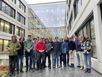 Schüler mit den selbst gebauten Detektoren im Innenhof des Forschungs- und Technologiezentrums Detektorphysik