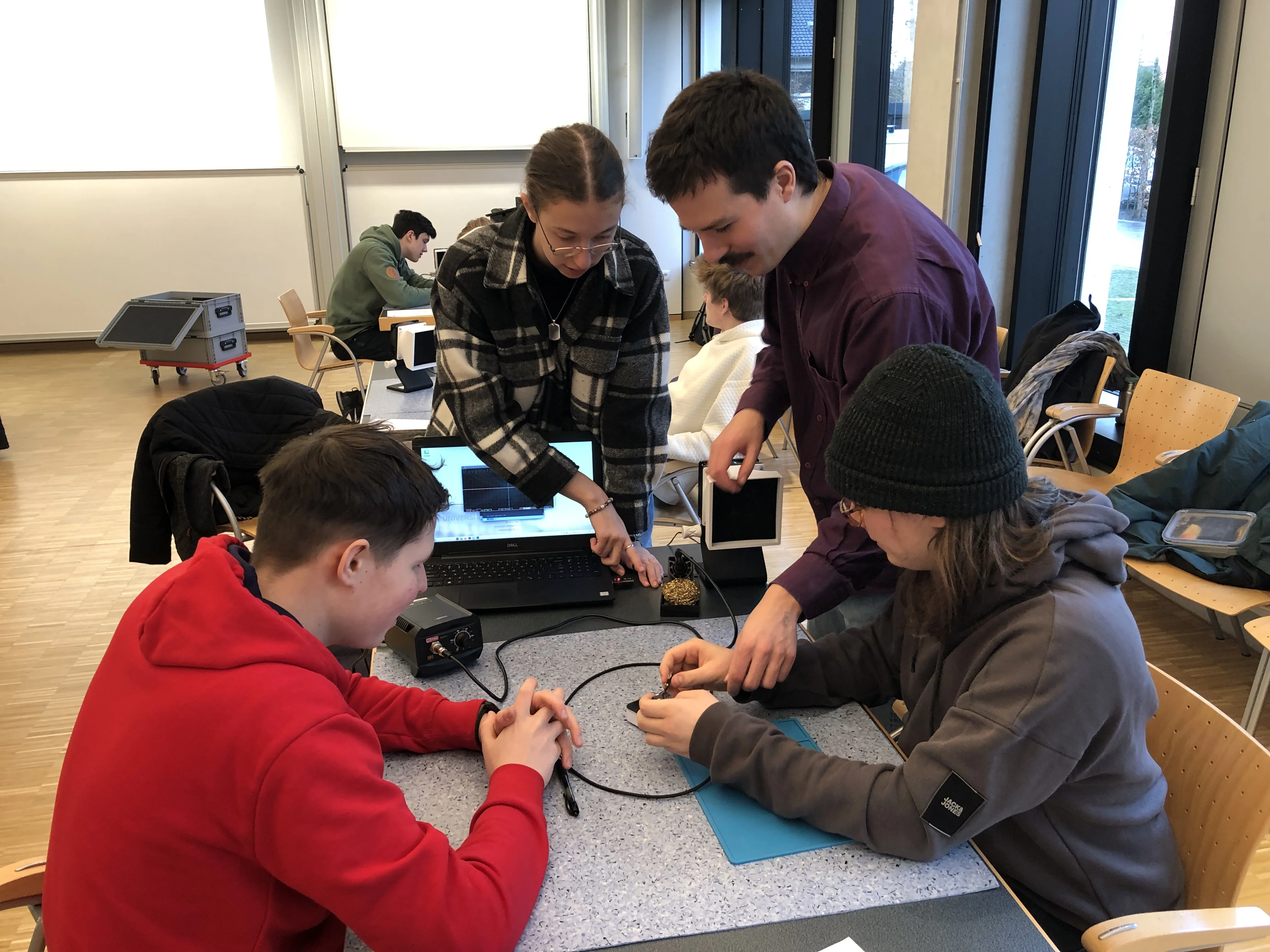 Sebastian und Sophia mit den Schülern beim Test der selbst gebauten Detektoren