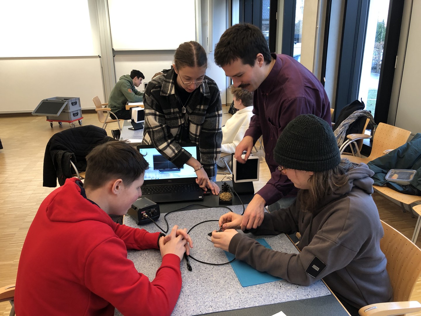 Sebastian und Sophia mit den Schülern beim Test der selbst gebauten Detektoren