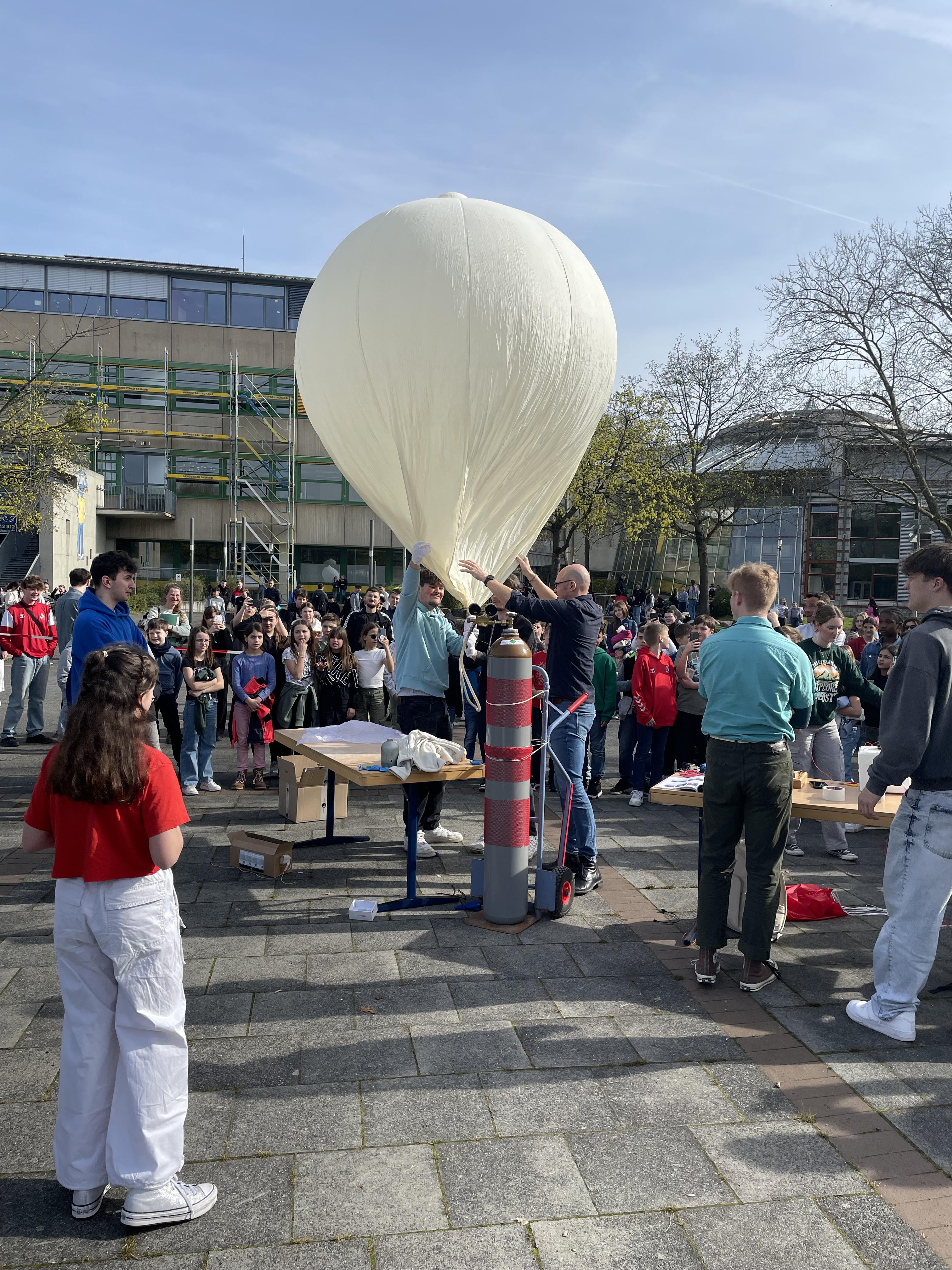 Der Physik-LK befüllt den Wetterballon mit Helium