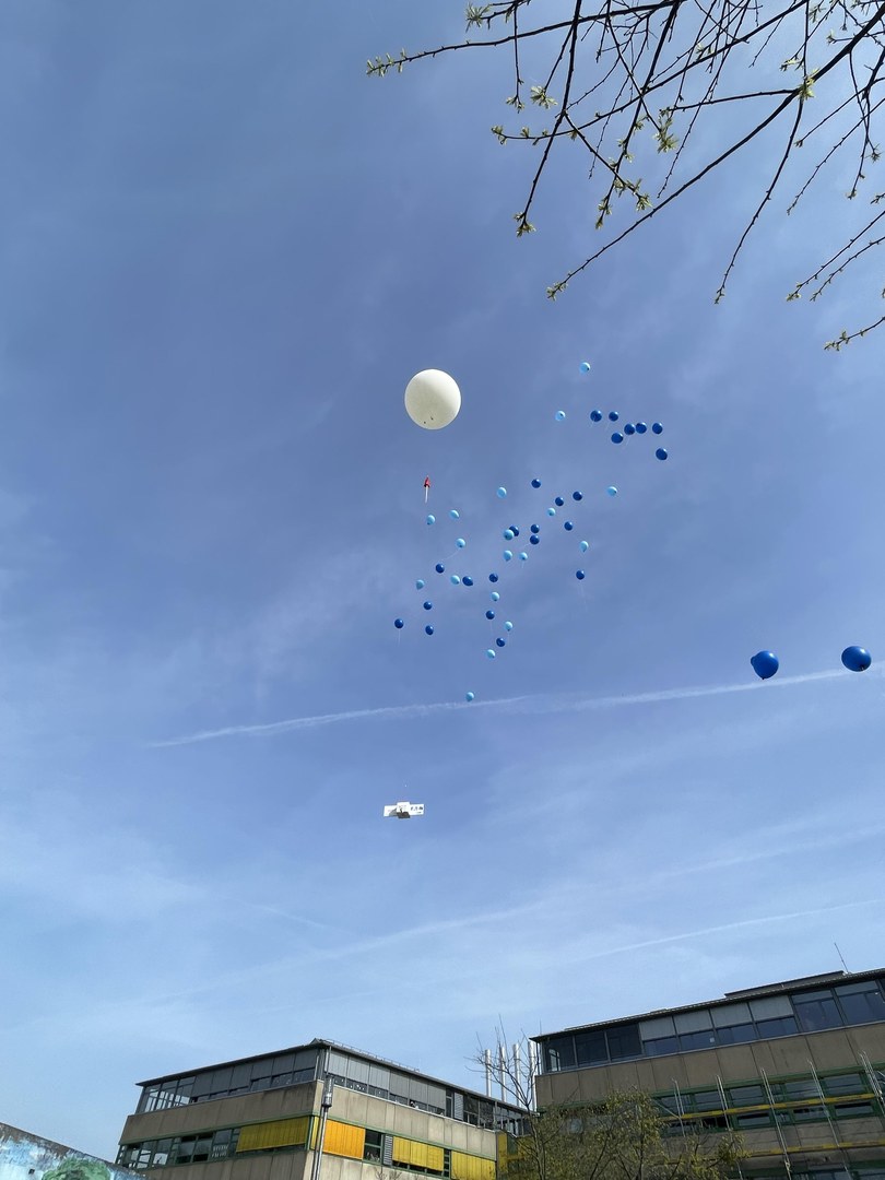 Start zusammen mit 100 weiteren blauen Helium Ballons