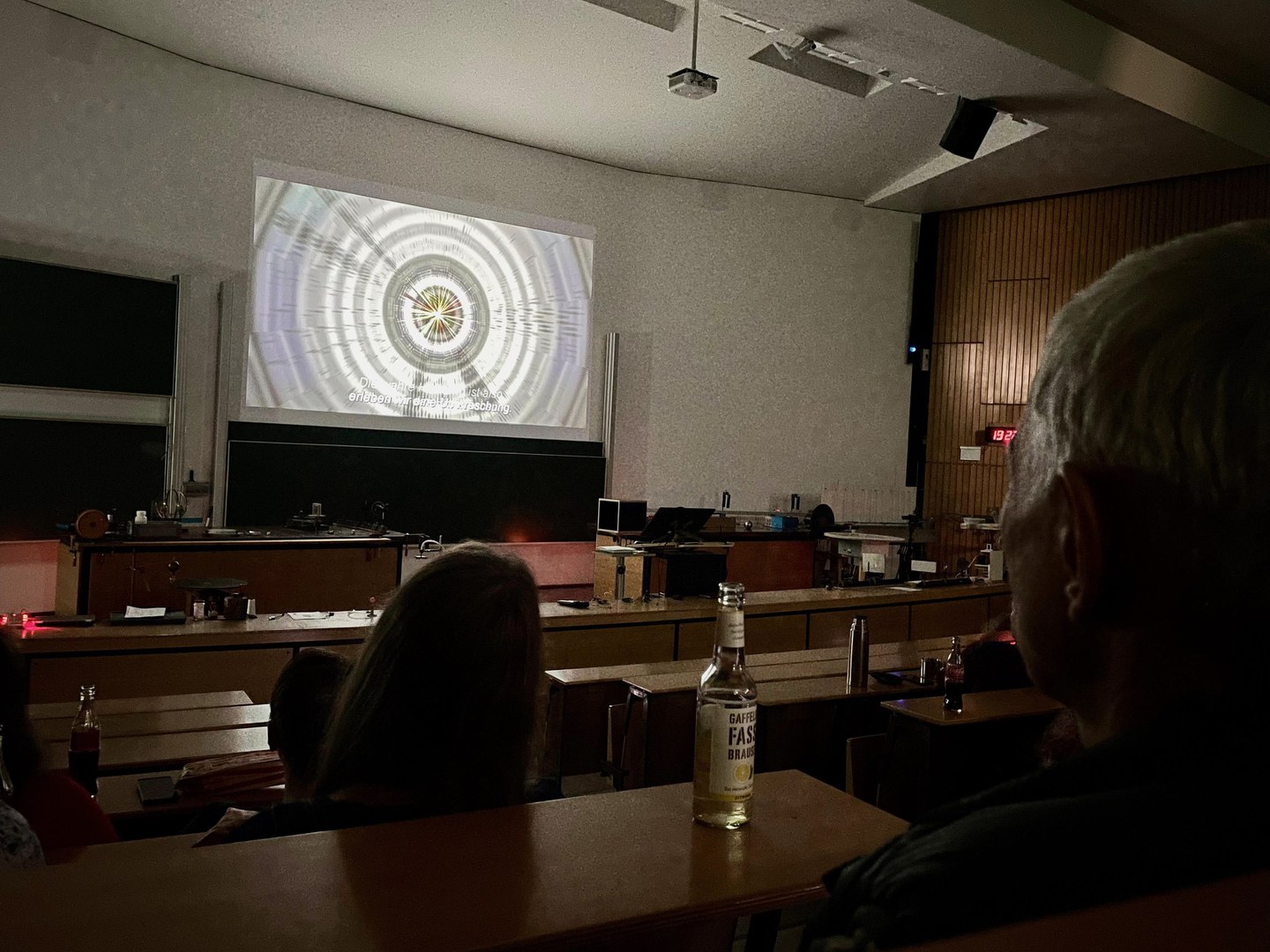 Kinoabend mit dem Film Particle Fever im Wolfgang Paul Hörsaal der Uni Bonn
