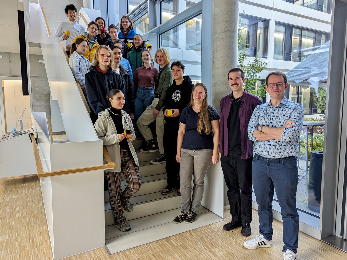 Gruppenfoto mit allen Teilnehmenden des MINT-EC Camps Teilchenphysik 2023 im FTD der Uni Bonn