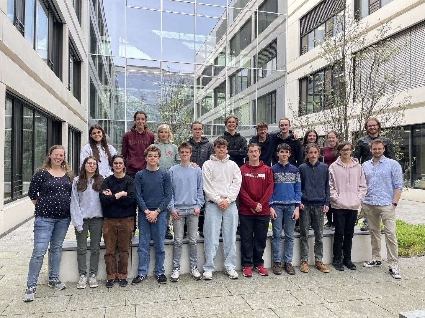 Teilnehmende und Organisator*innen der ATLAS International Masterclass 2025 im Innenhof des FTD