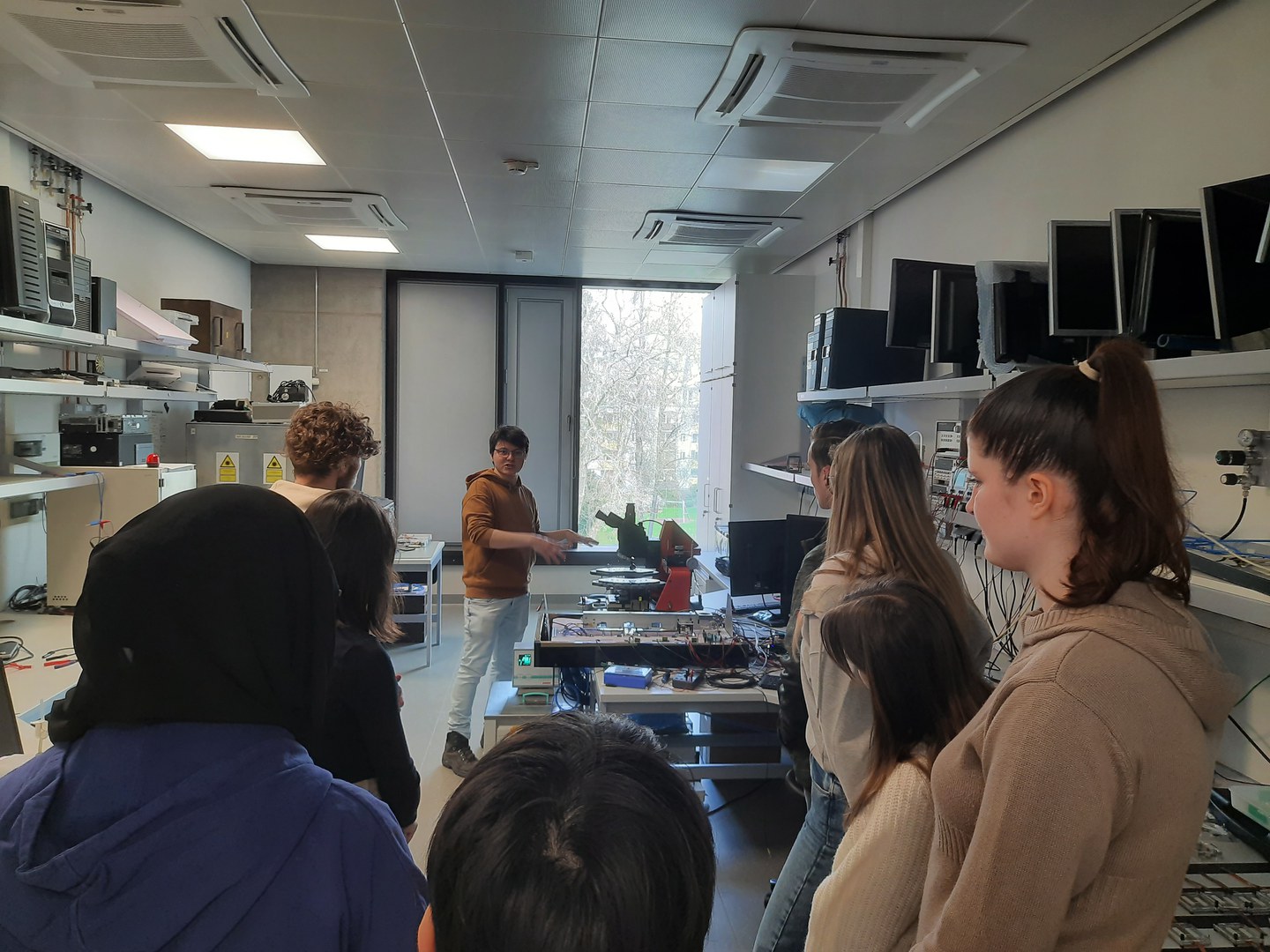 Schüler*innen während einer Laborführung im Forschungs- und Technologiezentrum Detektorphysik der Uni Bonn
