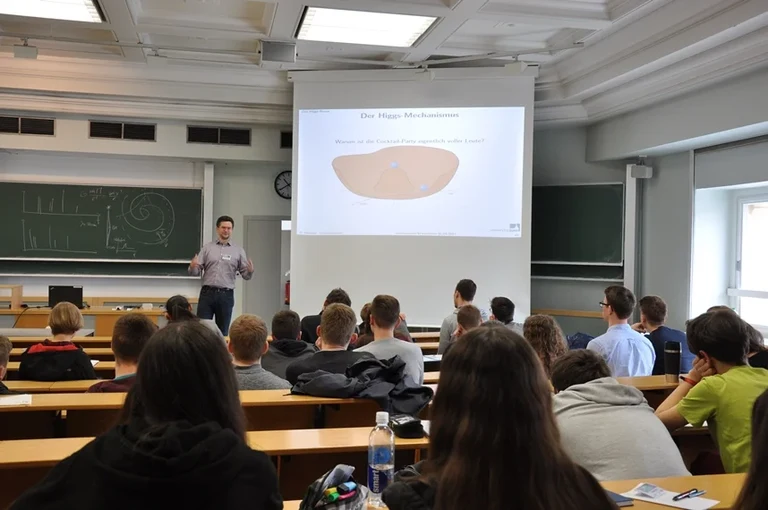 Priv.-Doz. Philip Bechtle erklärt den Higgs Mechanismus