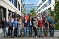 Gemeinsames Foto im Innenhof des Forschungszentrum und Technologiezentrum Detektorphysik der Uni Bonn