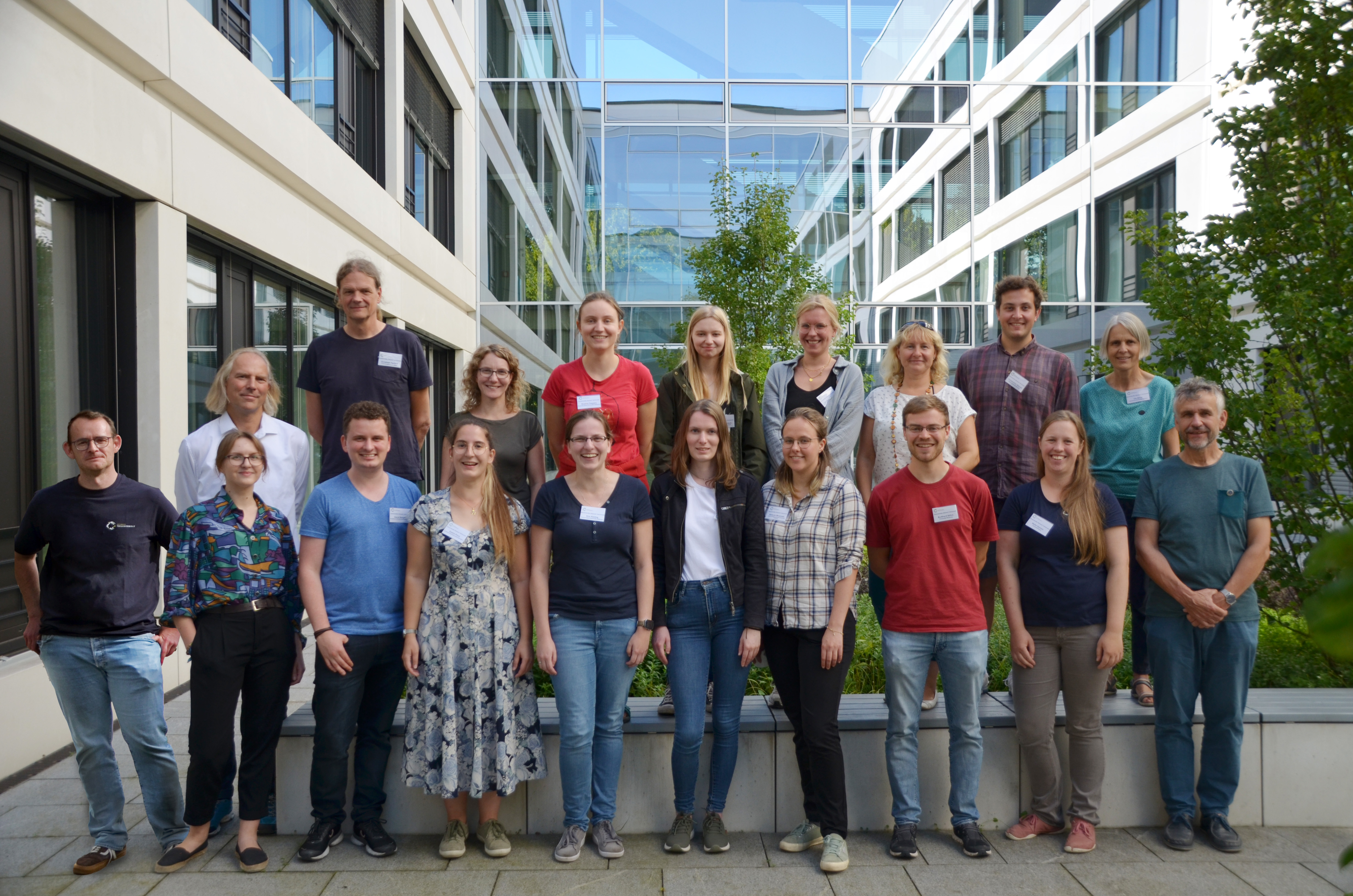 Gemeinsames Foto im Innenhof des Forschungszentrum und Technologiezentrum Detektorphysik der Uni Bonn
