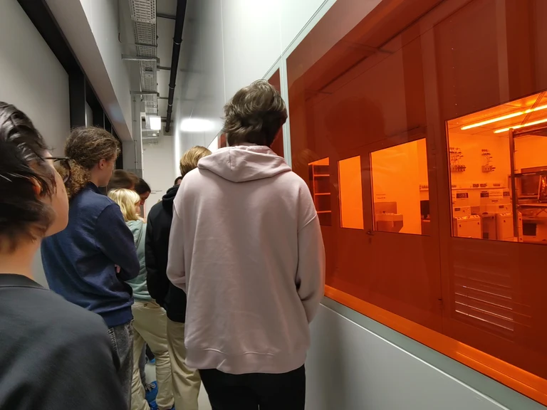 Schüler*innen während einer Laborführung im Reinraum des Forschungs- und Technologiezentrum Detektorphysik der Uni Bonn