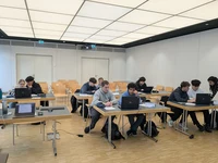 Schüler*innen analysieren Teilchenphysikdaten bei der Belle II International Masterclass im Forschungs- und Technologiezentrum Detektorphysik der Uni Bonn