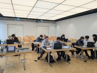 Schüler*innen analysieren Teilchenphysikdaten bei der Belle II International Masterclass im Forschungs- und Technologiezentrum Detektorphysik der Uni Bonn