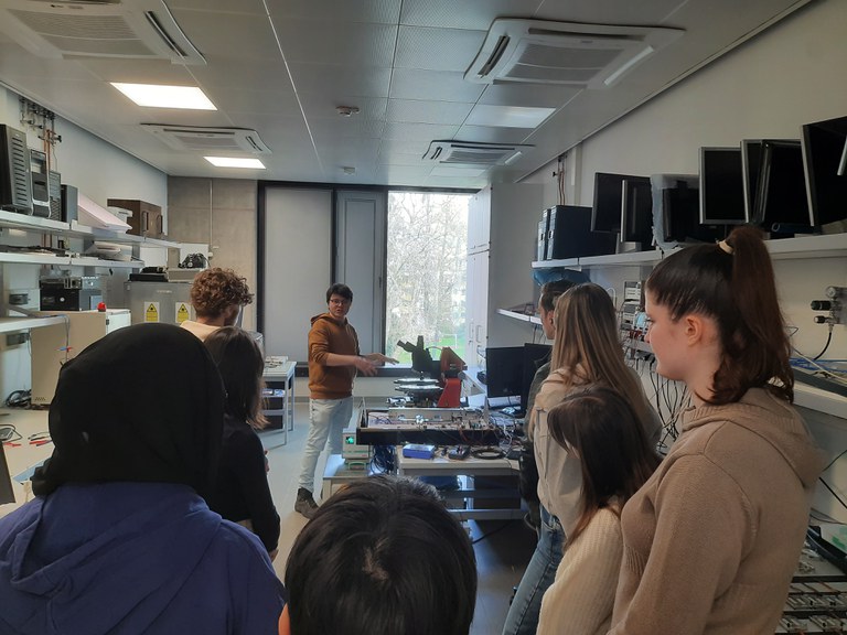 High School students during a lab tour at the Research and Technology Center for Detector Physics at the University of Bonn