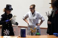 Nagel mit gefrorener Gurke einschlagen