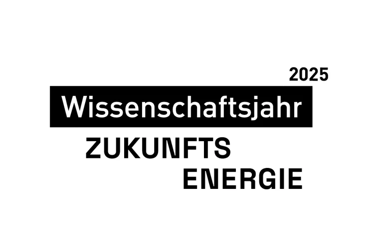 WJ25_Logo_Standard_Oberzeile_Weiss_Digital.png