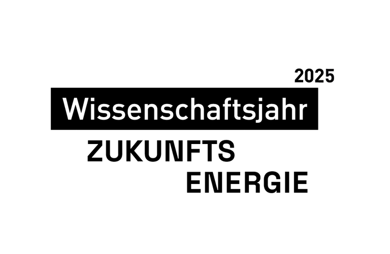 WJ25_Logo_Standard_Oberzeile_Weiss_Digital.png